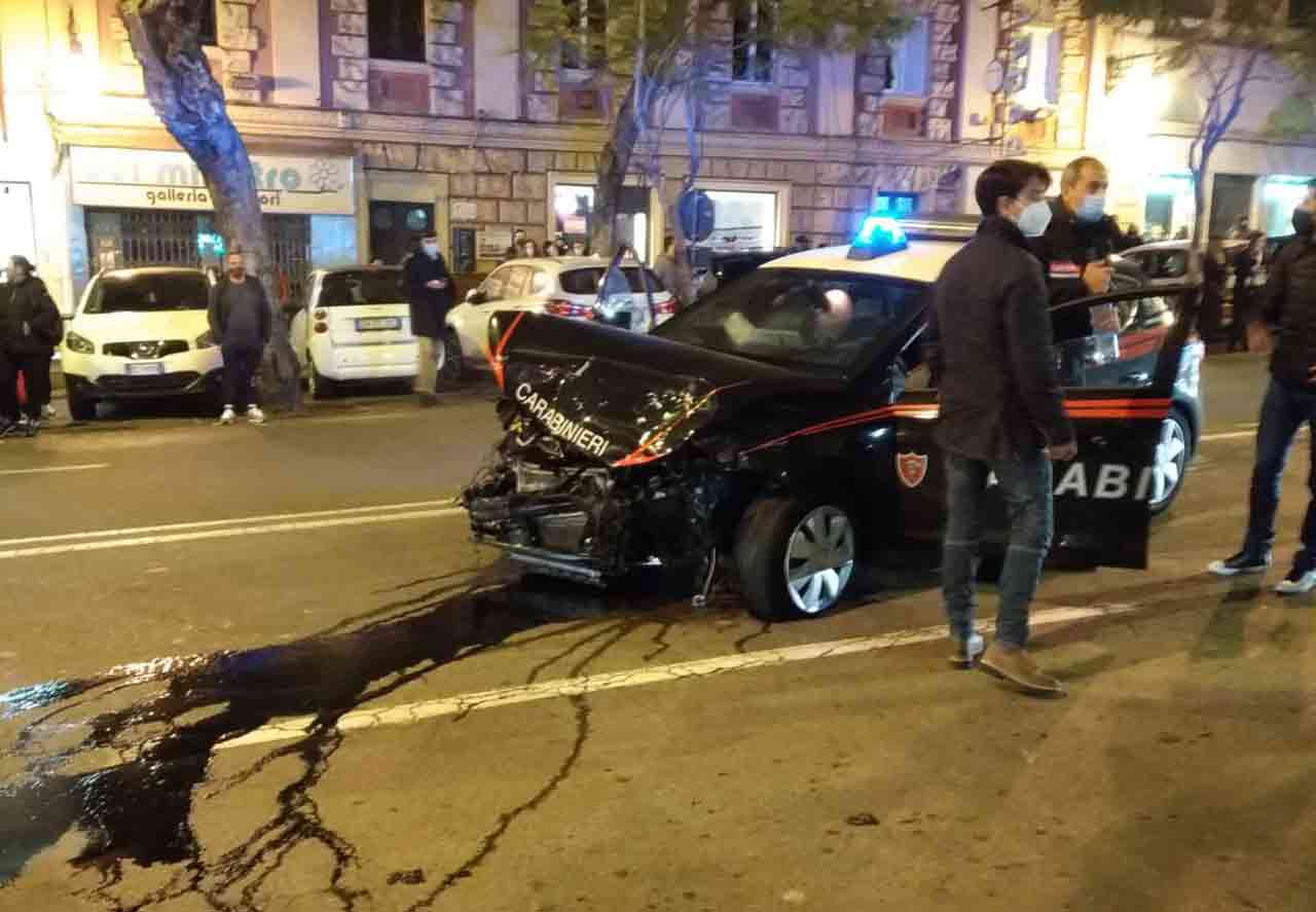 Inseguimento e maxi incidente con i carabinieri in pieno centro: 4 fermati [VIDEO]