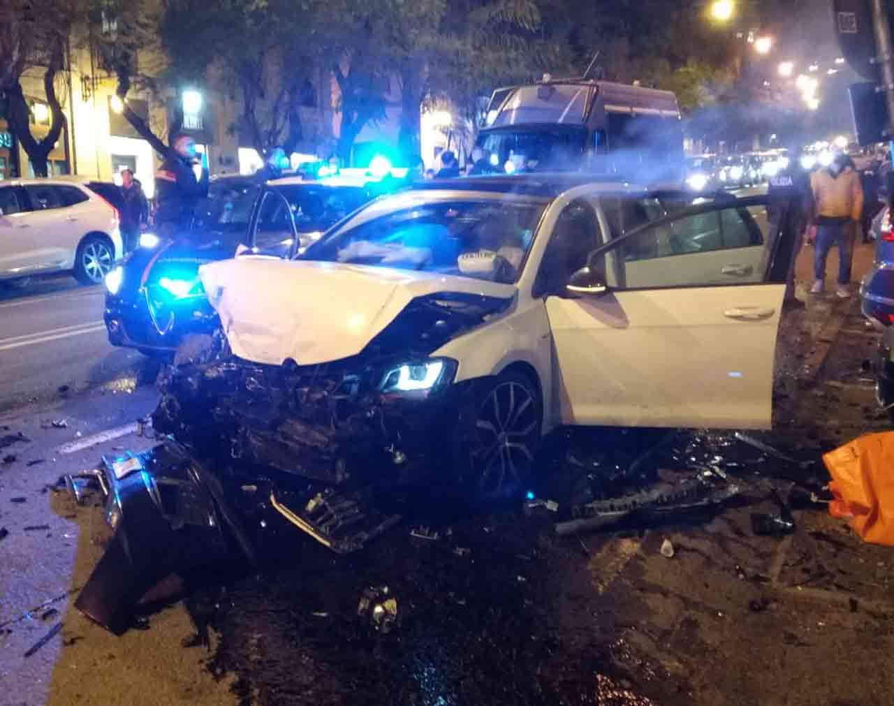 Inseguimento e maxi incidente con i carabinieri in pieno centro: 4 fermati [VIDEO]