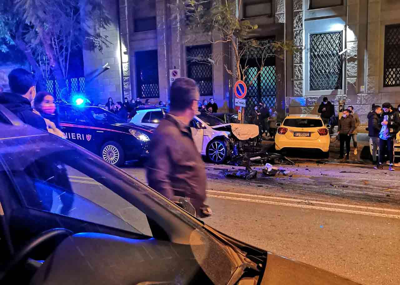 Inseguimento e maxi incidente con i carabinieri in pieno centro: 4 fermati [VIDEO]