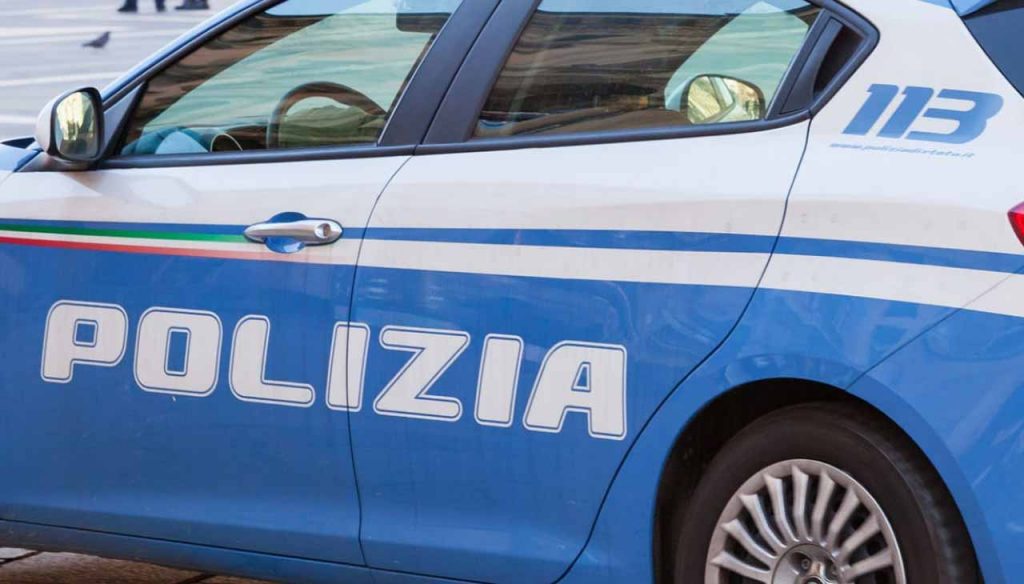 Padre e figlio massacrano di botte un 30enne per gelosia: fermati per tentato omicidio