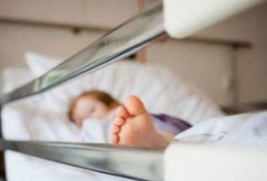 bambina sul letto ospedale