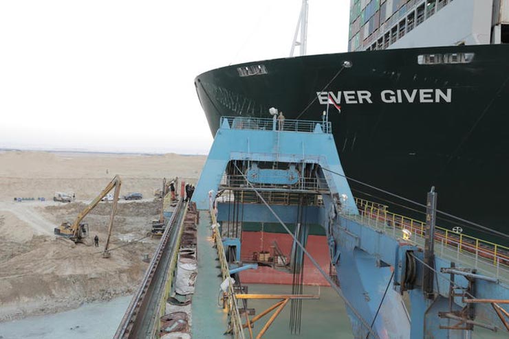 Suez disincagliata e riorientata la portacontainer Ever Given