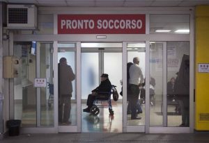 Accompagna dei giovani in ospedale 73enne malmenato e rapinato Denunciati 4 minorenni