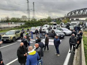 I mercatali in protesta bloccano la A1: anche il governatore De Luca nel traffico