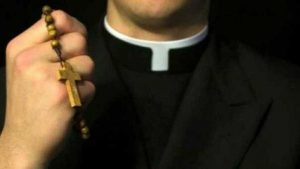 Sacerdote arrestato per abusi su minore: "È un omicidio psicologico" - www.meteoweek.com