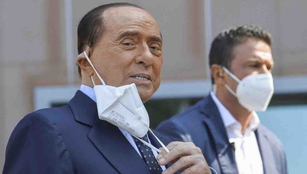 Silvio Berlusconi torna a casa, dimesso dopo 24 giorni di ospedale: ecco come sta