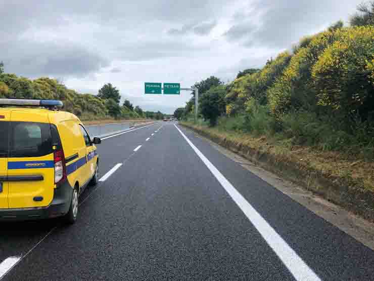 Incidente mortale, l’auto si ribalta e vengono sbalzati fuori: muoiono marito e moglie