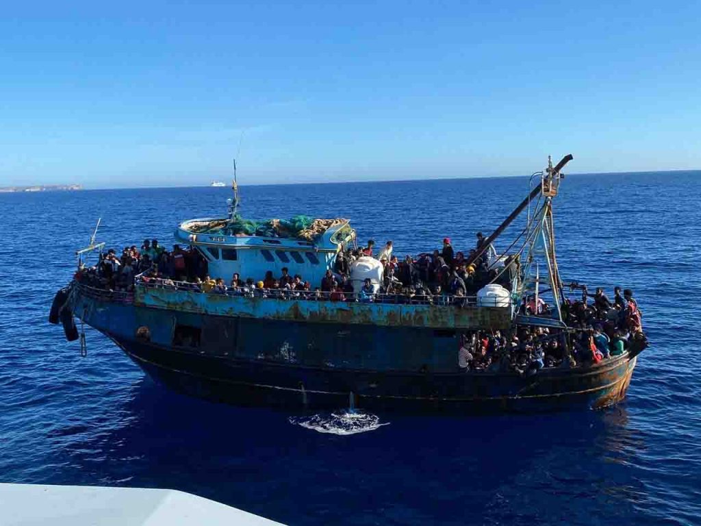 Migranti, ondata di sbarchi a Lampedusa: oltre mille persone nell’hotspot