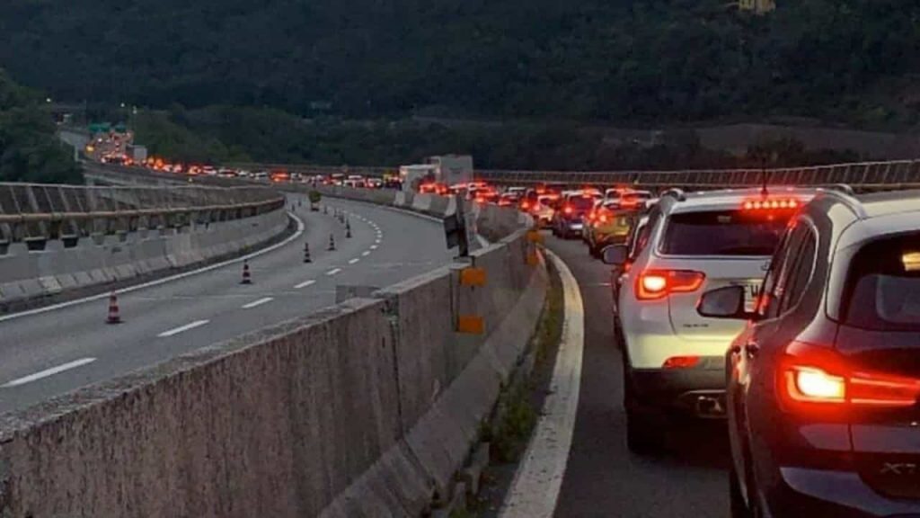 Liguria, rallentamenti e cantieri nelle autostrade. Toti: “Non ora che si riparte”