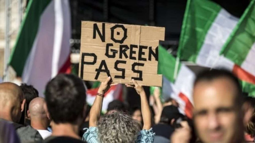 Protesta No vax, massima allerta a Milano: “Secchiate di benzina contro la polizia”