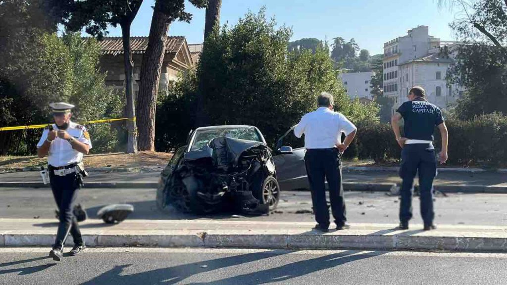 incidente lungotevere auto si schianta contro palo