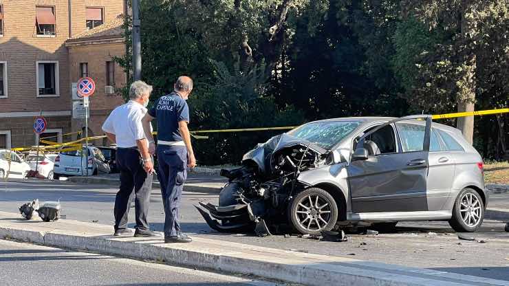 auto schianta contro palo