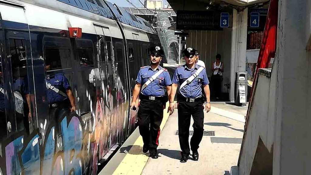 Pensa che una donna lo stia filmando e la aggredisce: arrestato un 25enne