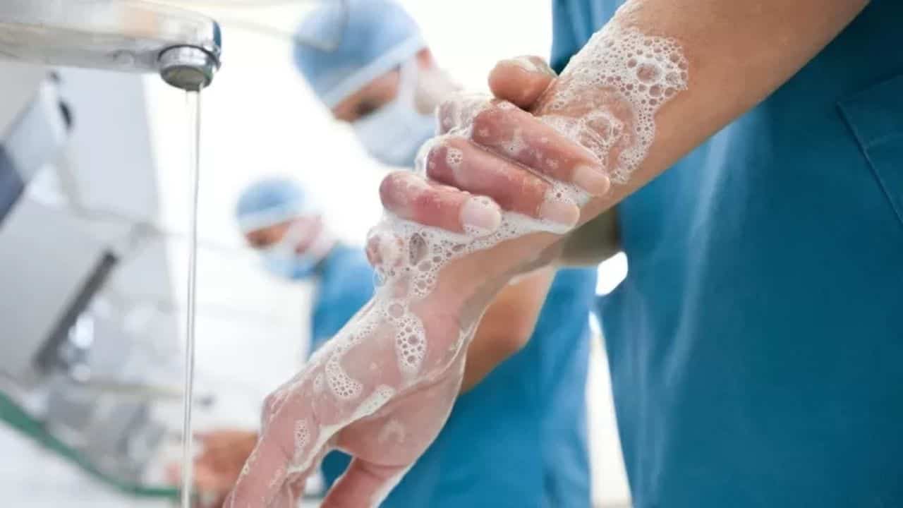 Operatori sanitari non igienizzano bene le mani - circolare sull'igiene negli ospedali