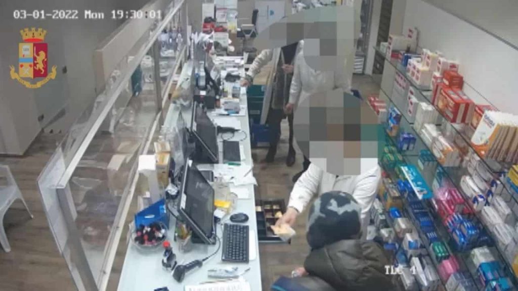 Rapina in farmacia, ladro incastrato dalle telecamere: riconosciuto dai vestiti, arrestato