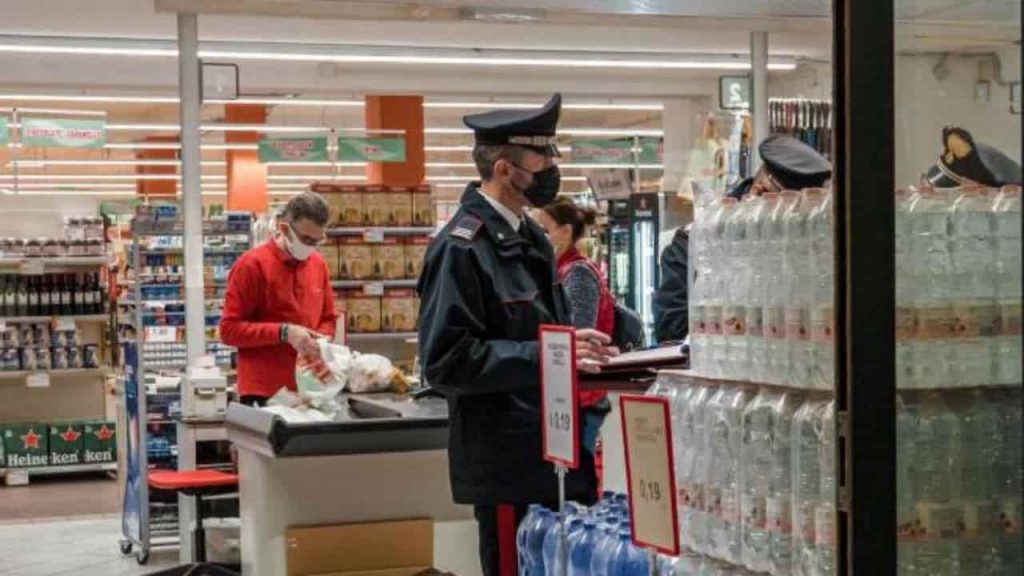 Rapina un supermercato, ma lo screenshot sul telefono lo incastra: arrestato minorenne