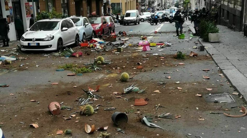 Donna nuda lancia oggetti in mezzo alla strada da un balcone – VIDEO