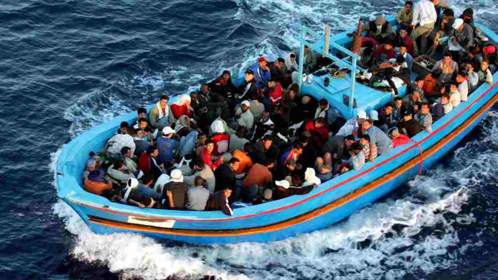 Migranti, nuovo sbarco con 280 persone a Lampedusa: 7 decessi