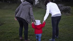 Doppio cognome negato a figlio due madri - meteoweek.com