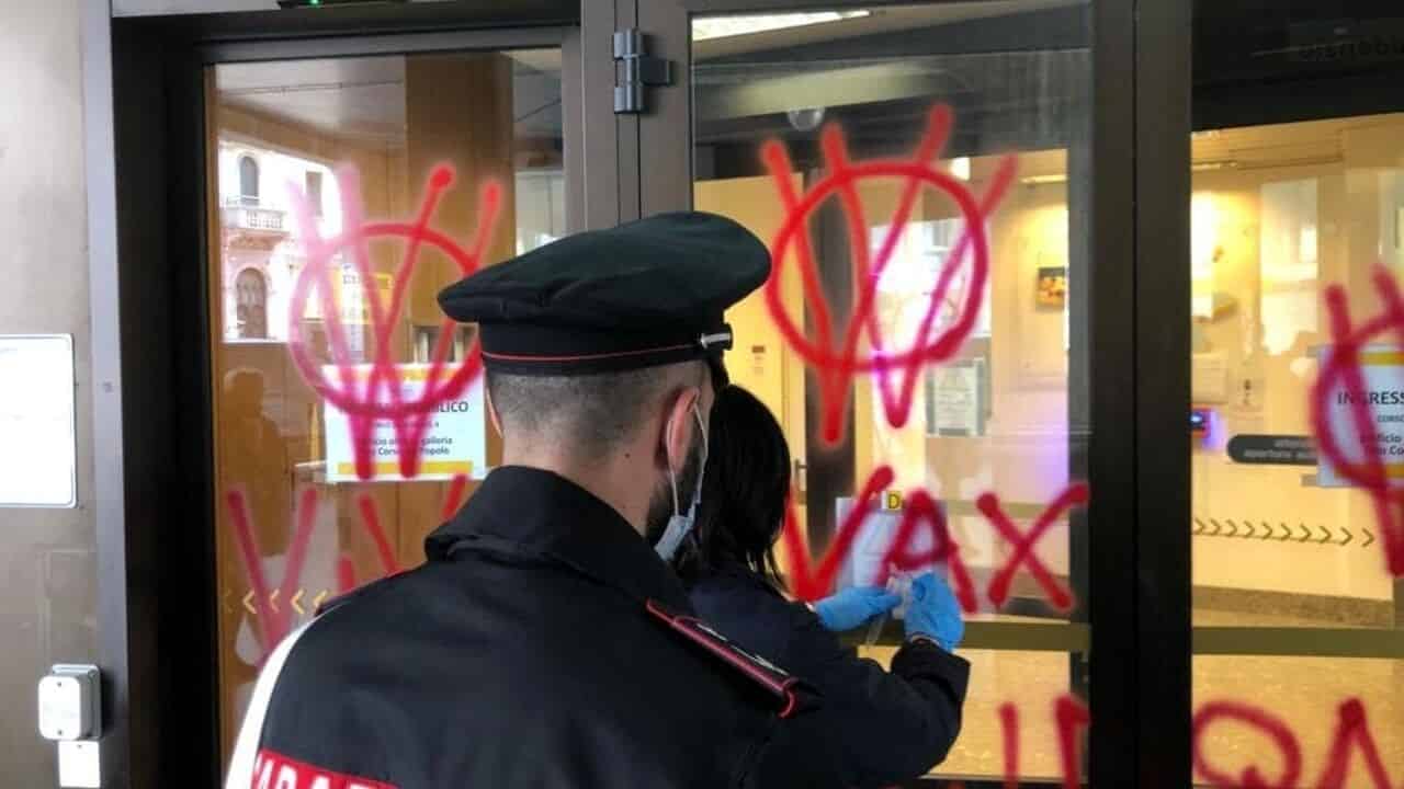 Padova, due denunciati per le scritte no vax e le minacce a Zaia - meteoweek.com