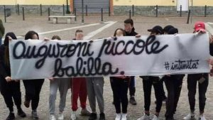 battesimo con striscione fascista Auguri piccole balilla - meteoweek 20220405