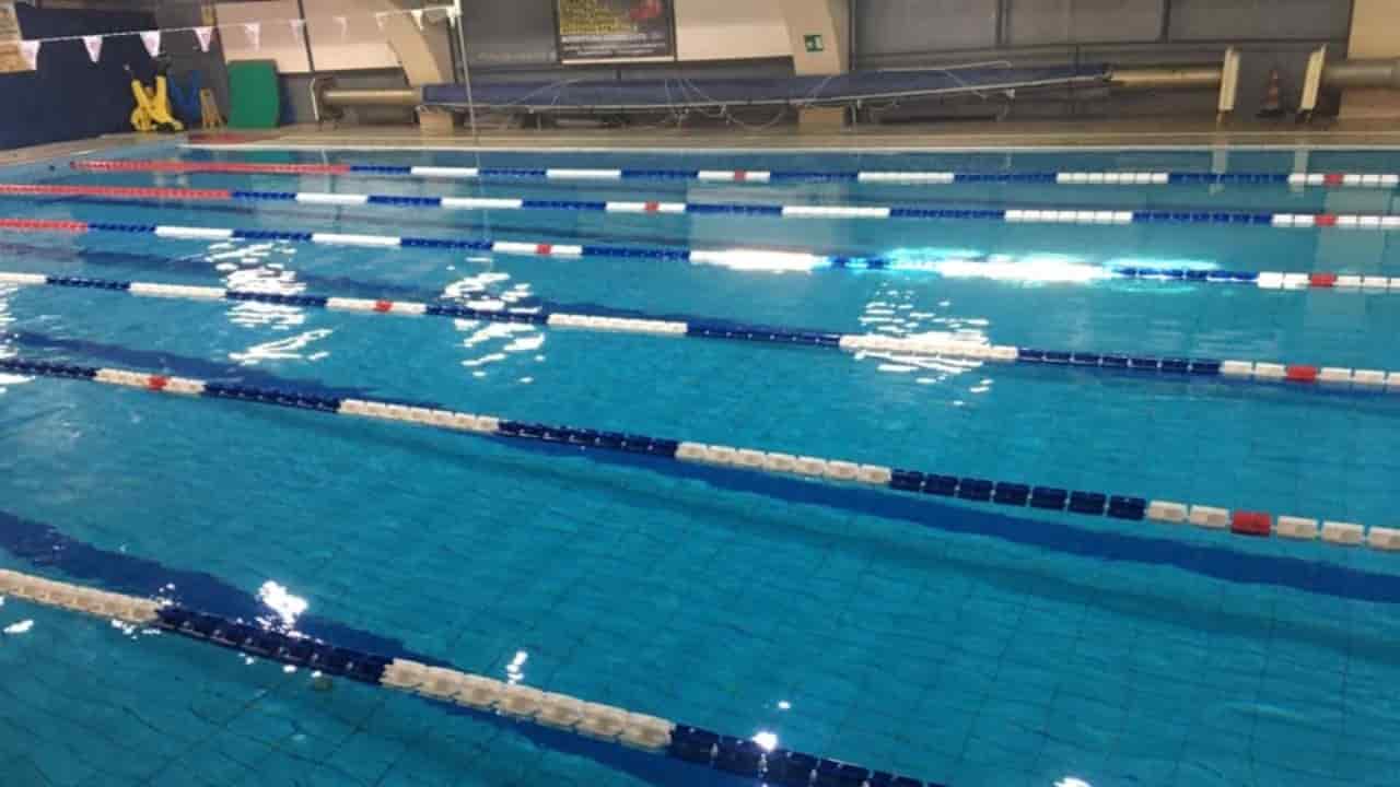 Due 15enni violentate nei bagni della piscina da una baby gang