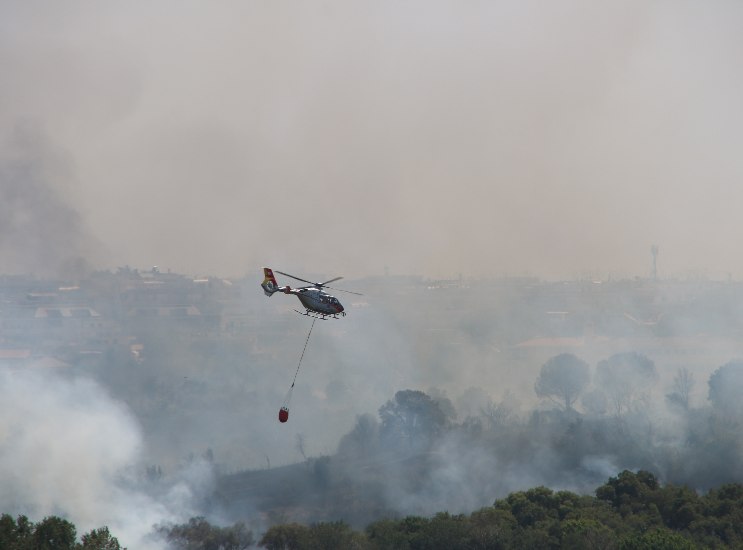 Incendio a Roma, elicotteri in azione