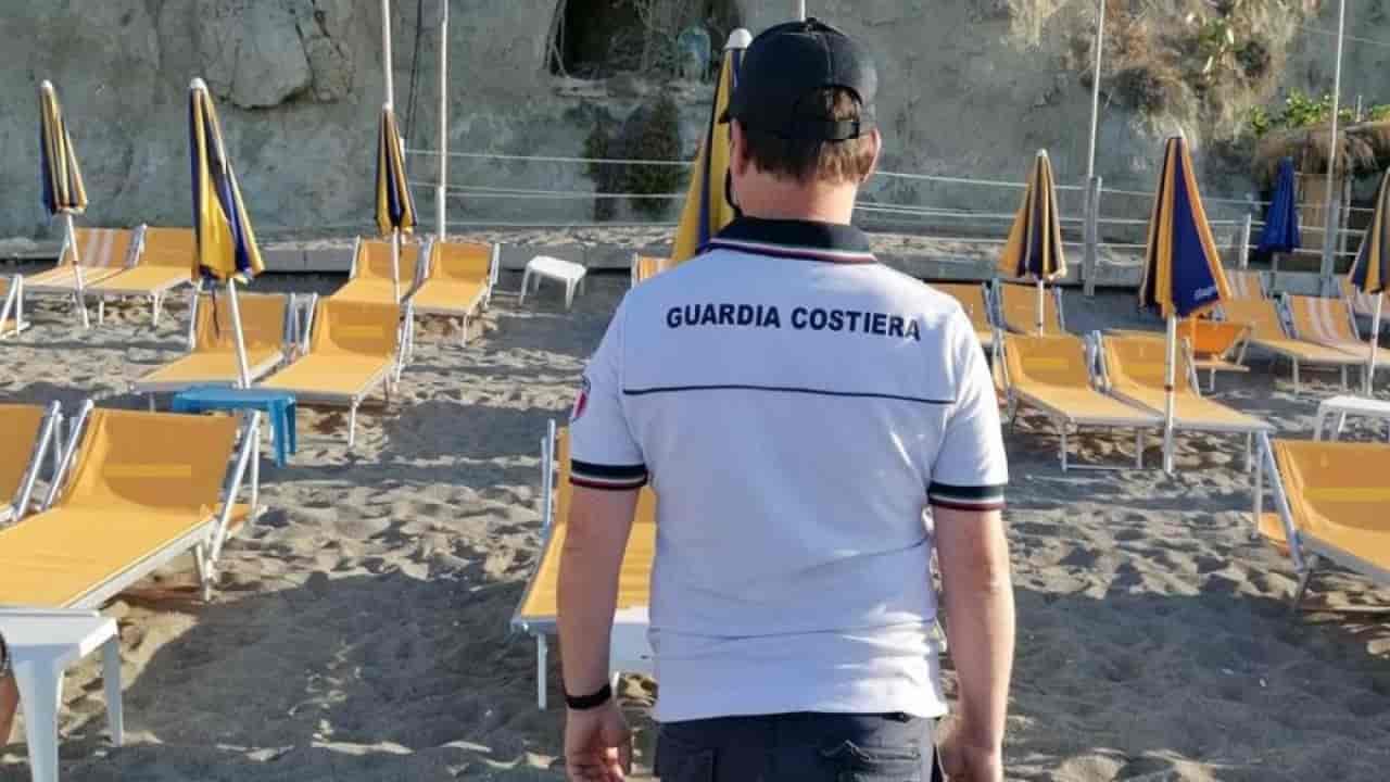 Blitz contro i furbetti dell'ombrellone multa per chi lascia sdraio e asciugamani in spiaggia - meteoweek 20220824-min