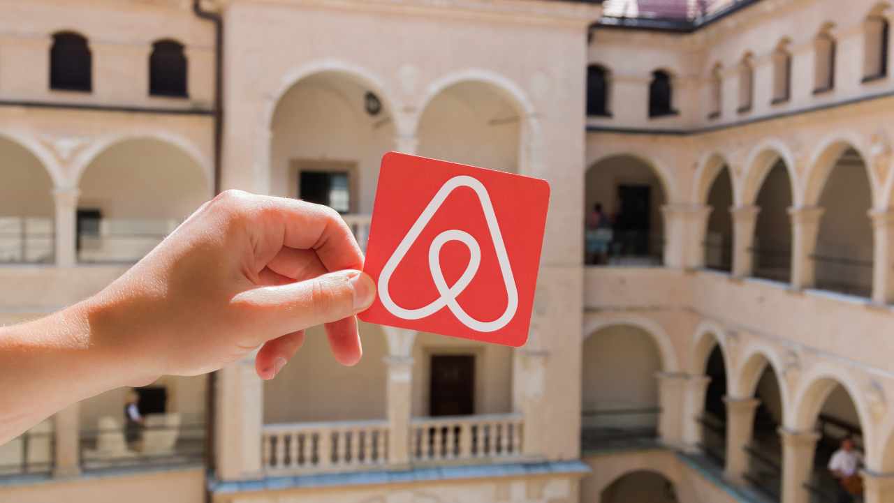 Airbnb non ammette feste: la sua nuova AI capisce quando prenoti per vacanza o per un party