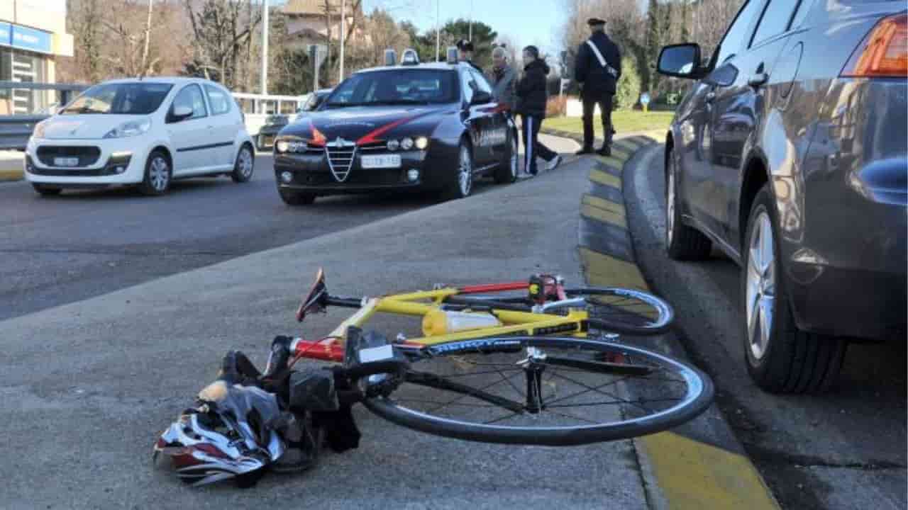 Automobilista apre la portiera e colpisce due ciclisti li ferisce e scappa, multa da 10mila euro - meteoweek.com