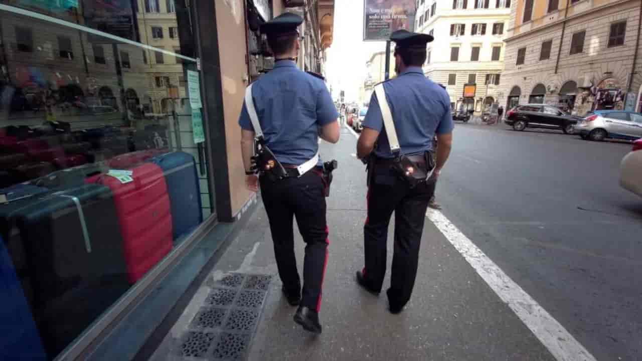 Borseggiano lo zaino di un turista, coppia di ladri linciata dalle vittime - meteoweek.com