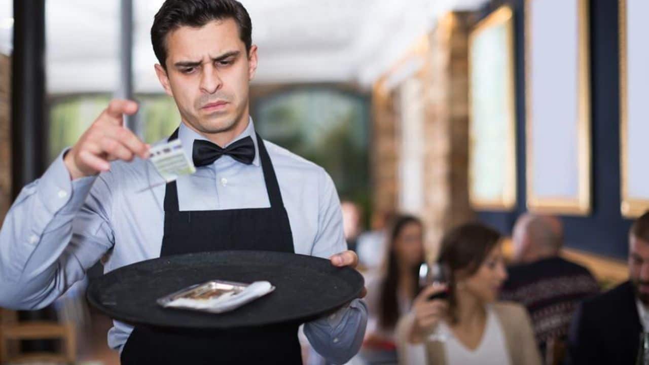 Cenano al ristorante e scappano senza pagare proprietari fanno saldare alla cameriera - meteoweek.com