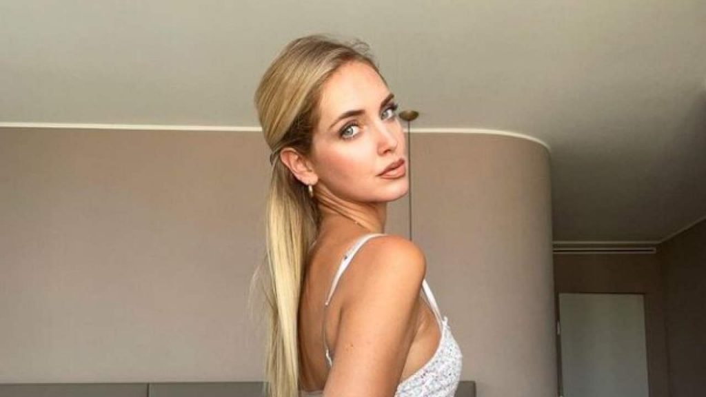 Chiara Ferragni, la camicia trasparente è da infarto: l’influencer sfida ancora la censura