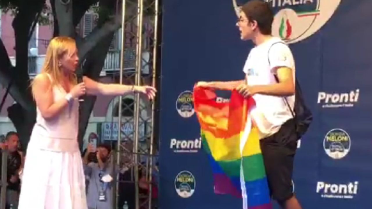 Comizio Giorgia Meloni, 32enne sale con bandiera arcobaleno sul palco Gli facciamo un applauso - meteoweek.com