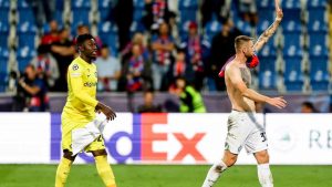 Milan Skriniar saluta i propri tifosi dopo la vittoria in Champions League (Credit: Ansa) 14092022 - Meteoweek.com