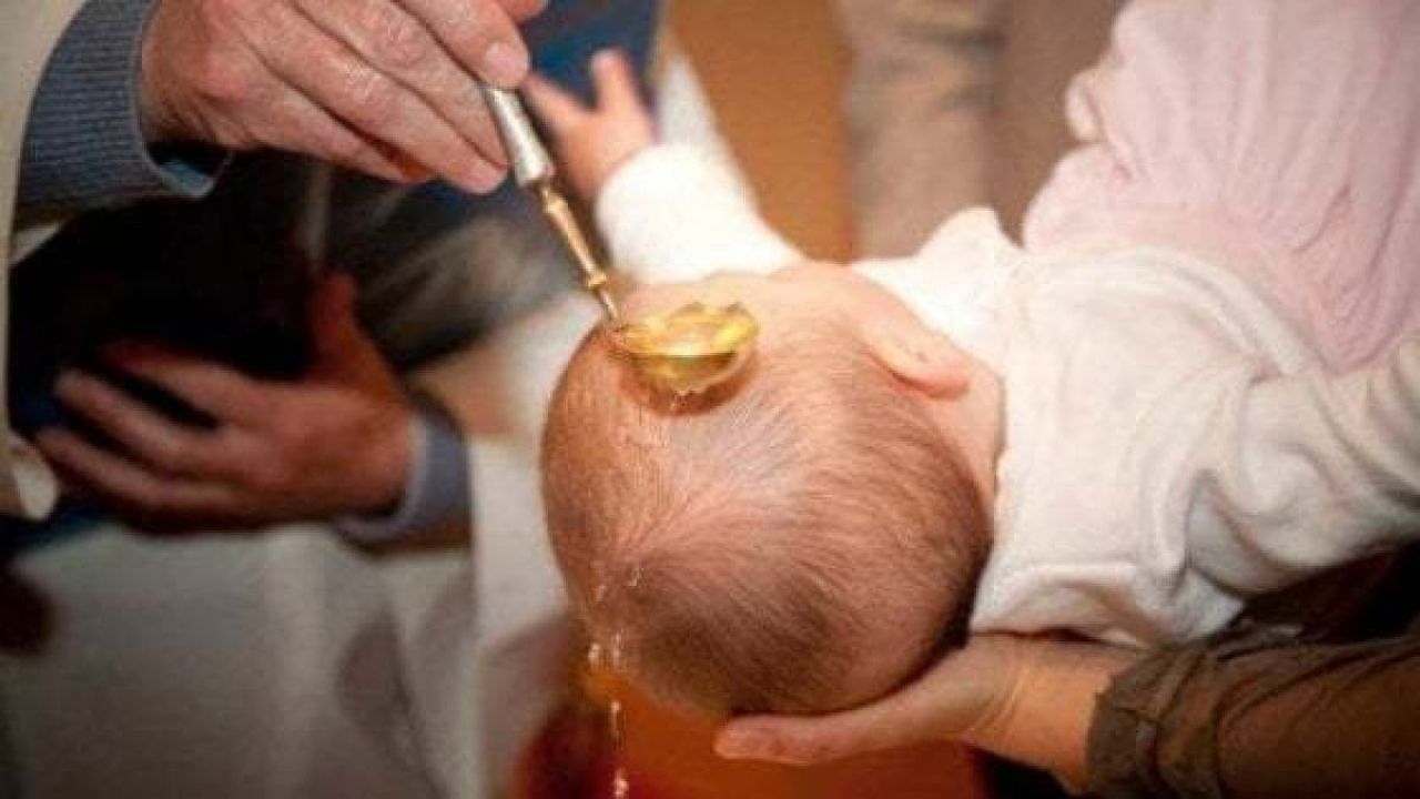 Parroco nega battesimo a una bambina, colpa della madrina Comportamenti immorali, vive nel peccato - meteoweek.com