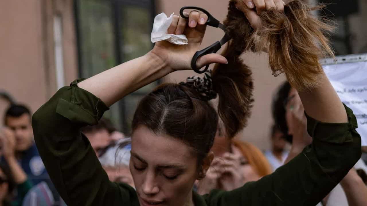 Professore taglia i capelli a studentessa iraniana, i compagni ridono Non sostieni la protesta - meteoweek.com