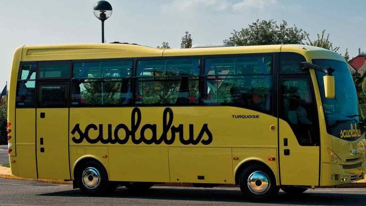 Scuolabus gratis solo se un genitore è italiano è subito polemica. Botta e risposta tra Pd e Forza Italia - meteoweek.com