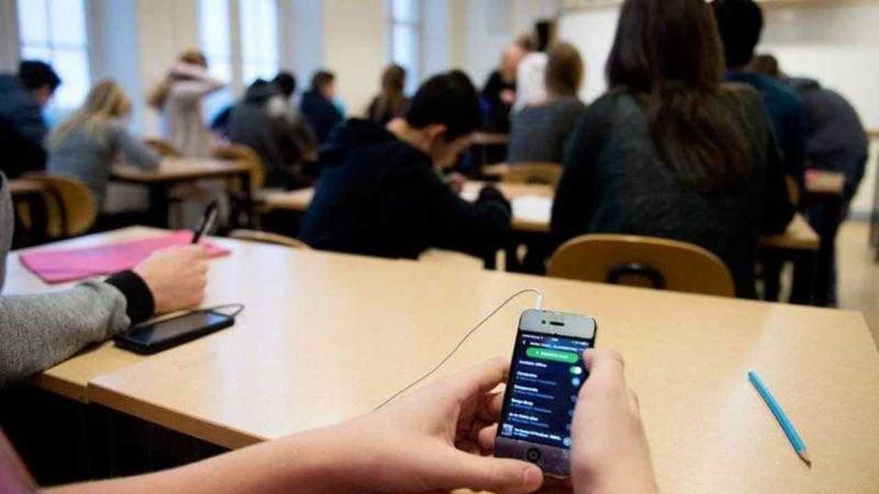 Vietato l'uso dei cellulari a lezione al liceo prof e studenti in classe senza telefono - meteoweek.com