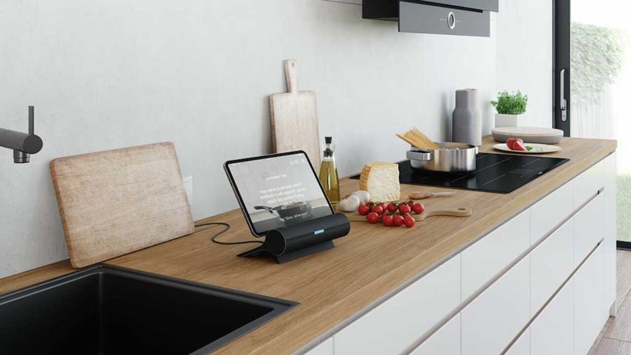 Bosch entra in cucina con il dock Smart Kitchen Dock: basta la voce per comandare tutto