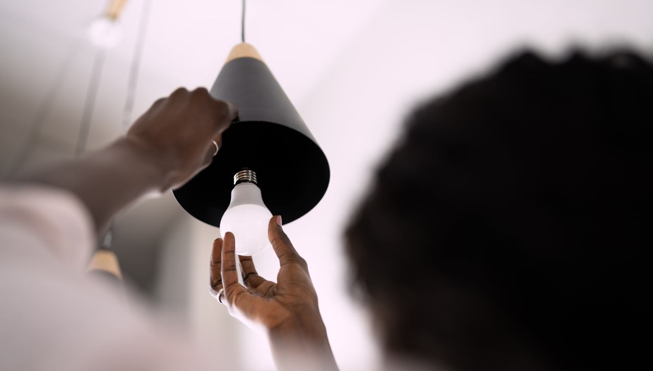 Taglia i costi della bolletta con le lampadine smart e LED: ecco quali scegliere e come utilizzarle