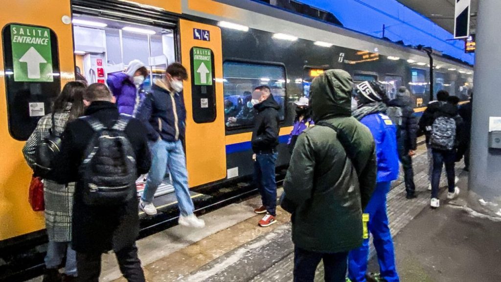 Stop mascherine su mezzi di trasporto e in ospedale. Gli esperti si dividono