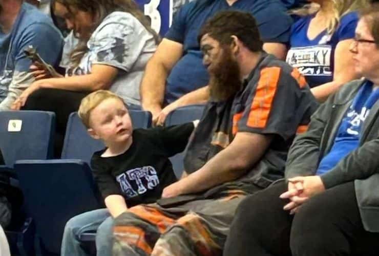 Accompagna il figlio alla partita di basket coperto di polvere minatore diventa eroe - meteoweek.com