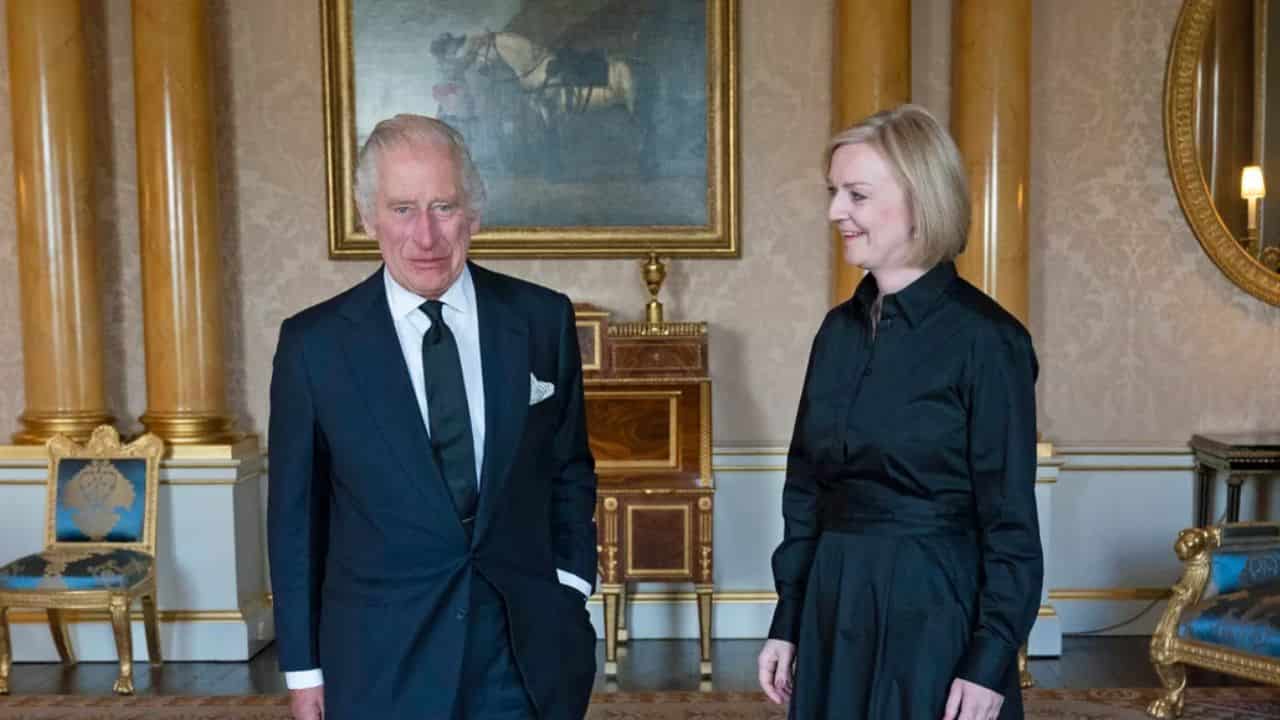 Attimi di imbarazzo tra Re Carlo III e Liz Truss Sei di nuovo qui Oddio... - meteoweek.com