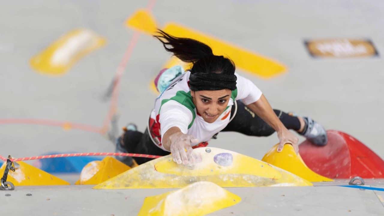 Folla festeggia l'arrivo a Teheran di Elnaz Rekabi, atleta iraniana che gareggiò senza velo - meteoweek.com