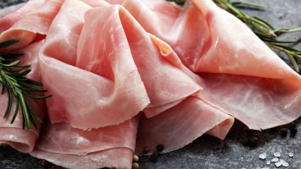 Allerta listeria: ritirati diversi lotti di prosciutto. Ecco cosa fare