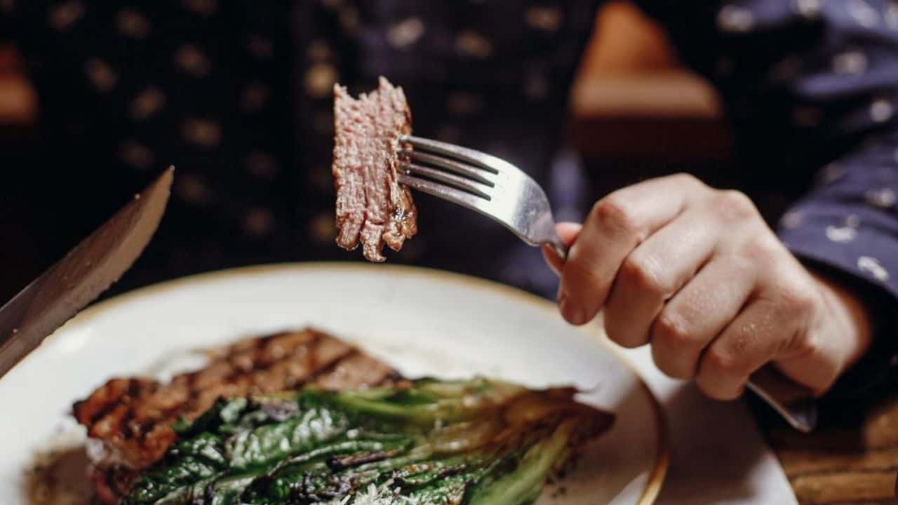 Mangia in compagnia, ma soffoca con un pezzo di carne sotto shock gli amici - meteoweek.com-min