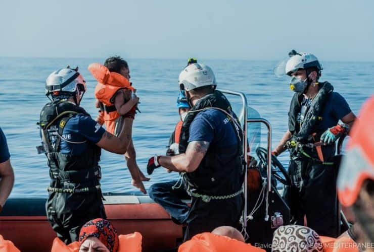 Migranti, Ocean Viking e Humanity1 salvano oltre 400 persone a bordo un bimbo di 3 anni - meteoweek.com 2-min