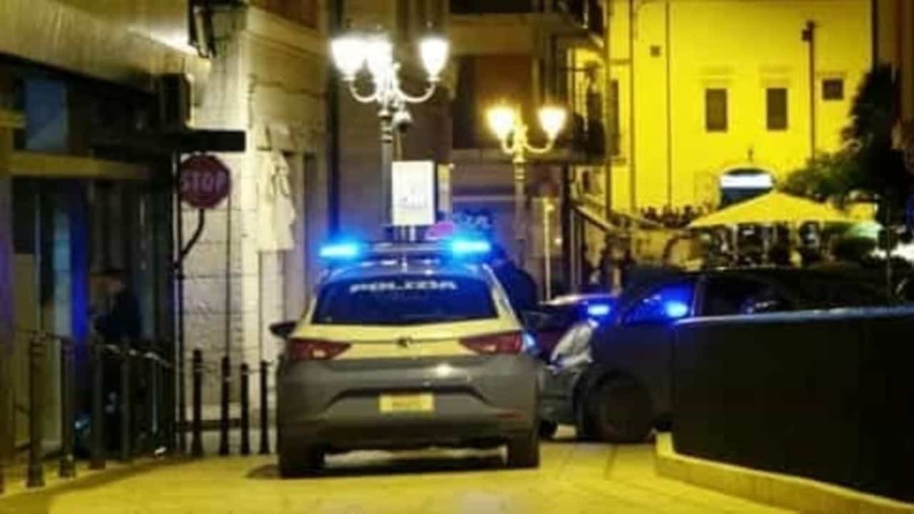 Movida violenta a Brindisi, 17enne pestato a calci e pugni dal branco in piazza - meteoweek.com