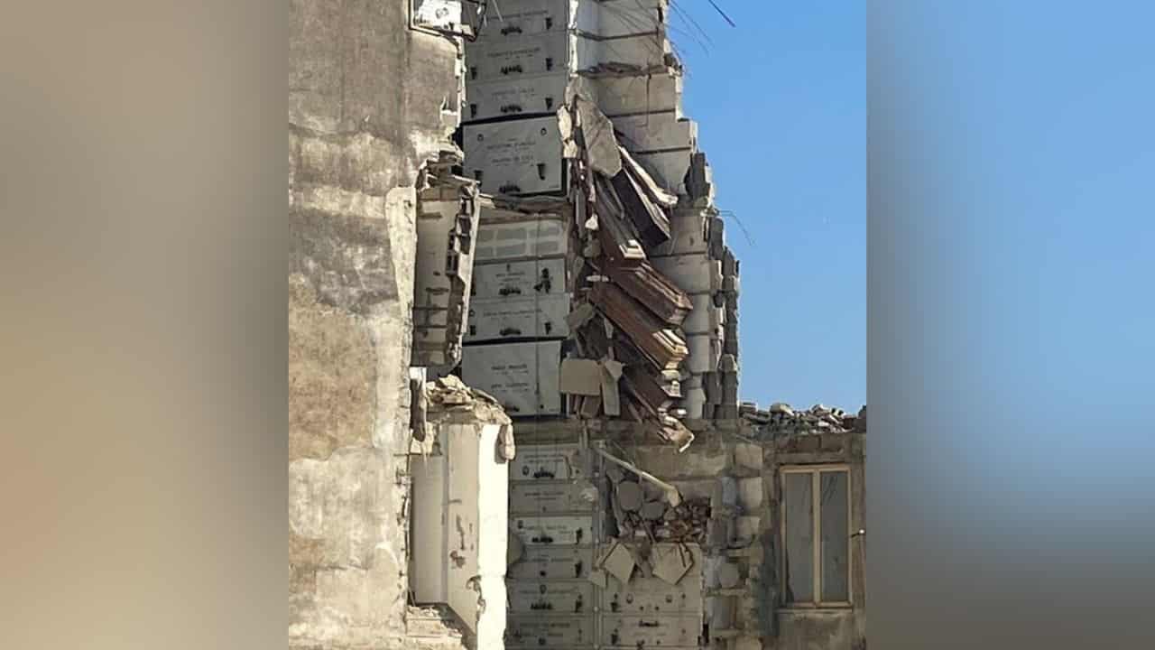 Nuovo crollo nel cimitero di Poggioreale cede una parete, bare sospese nel vuoto - meteoweek.com